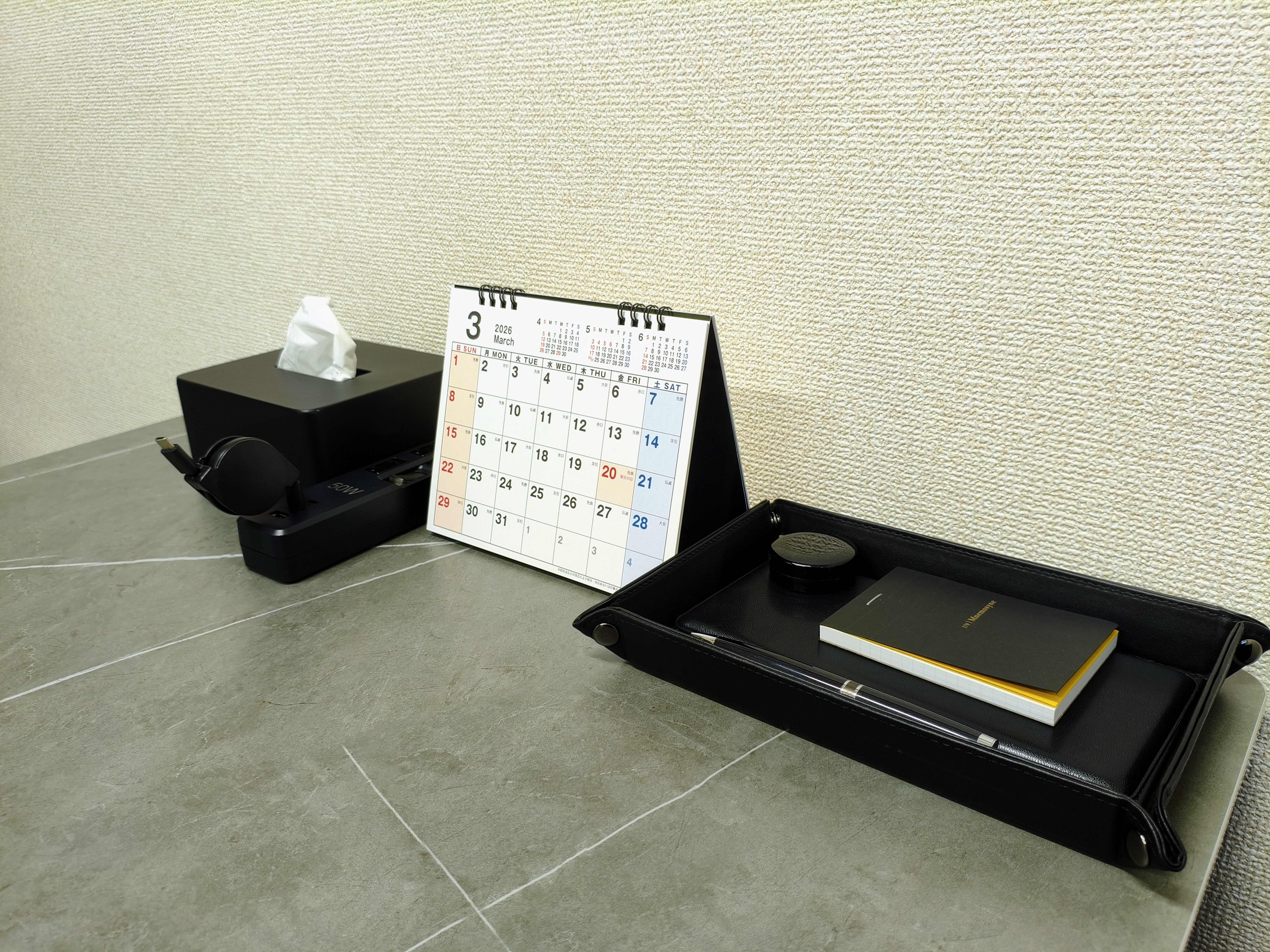 ミーティングテーブル上の契約・打ち合わせ用品